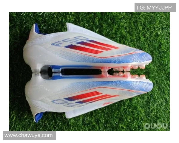 穿碎钉足球鞋的球星们在绿茵场上的飞驰与突破精彩瞬间 穿碎钉足球鞋的球星们在绿茵场上的飞驰与突破精彩瞬间