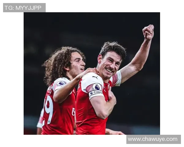 泪光中的绿茵英雄一张感人至深的足球巨星照片